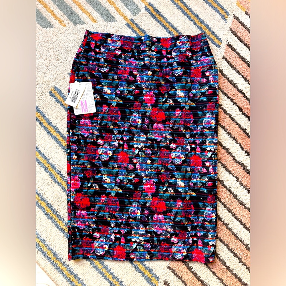 🛑SOLD IN CROSSPOST🛑 

NWT Luluaroe Cassie pencil skirt size M